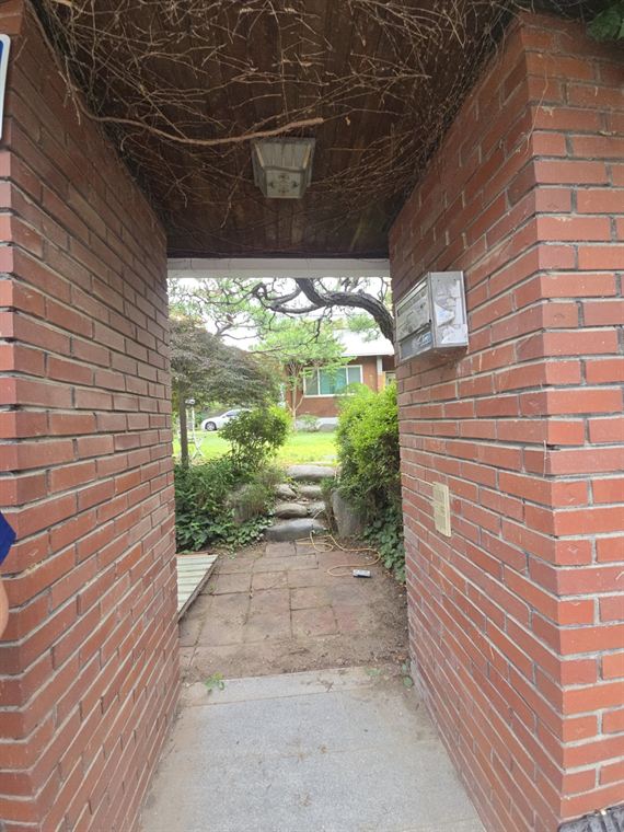 대문이 없던 성남 단독주택 벽돌 기둥 사이 출입구