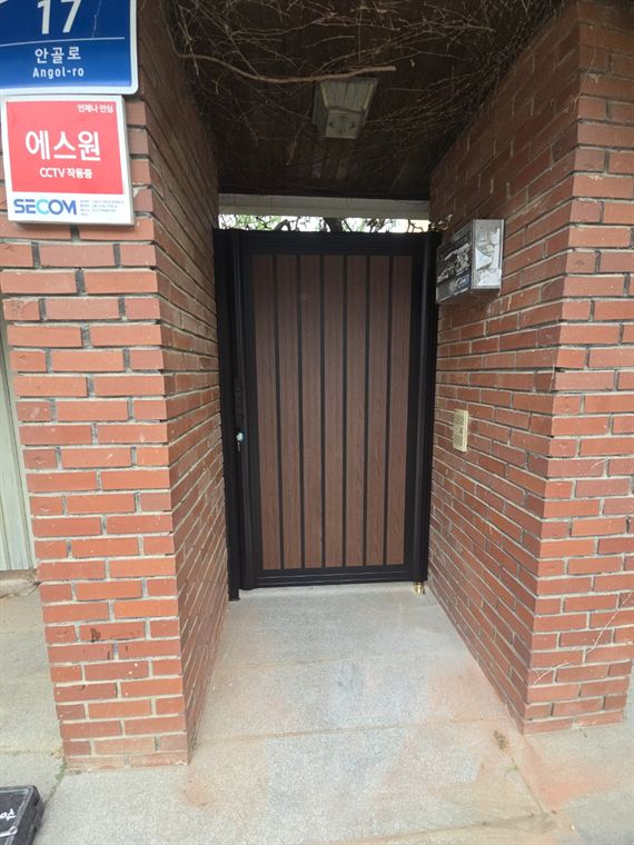 성남 단독주택에 설치를 마친 우드 무늬 알루미늄 대문